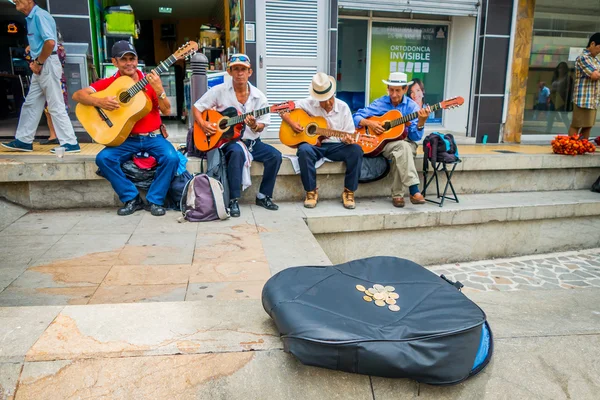 Unbekannte indigene Männer, die auf dem Marktplatz Gitarre spielen und Geld aus Armenien, Kolumbien, einsammeln — Stockfoto