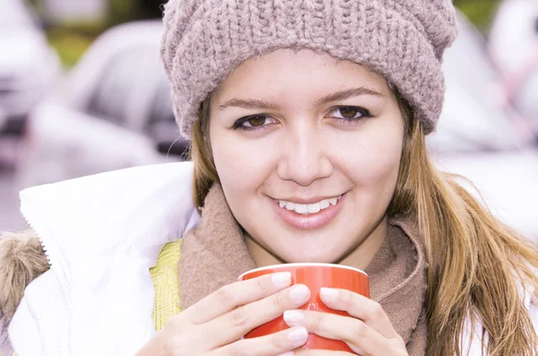 Modello in beenie e sciarpa posa — Foto Stock