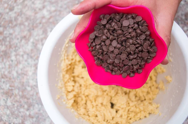 Aggiunta di gocce di cioccolato — Foto Stock