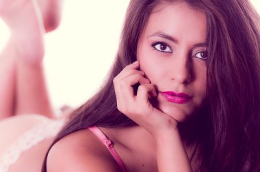 İspanyol model iç çamaşırlarıyla poz