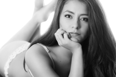 İspanyol model iç çamaşırlarıyla poz