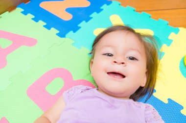 gülümseyen yalan bebek kız