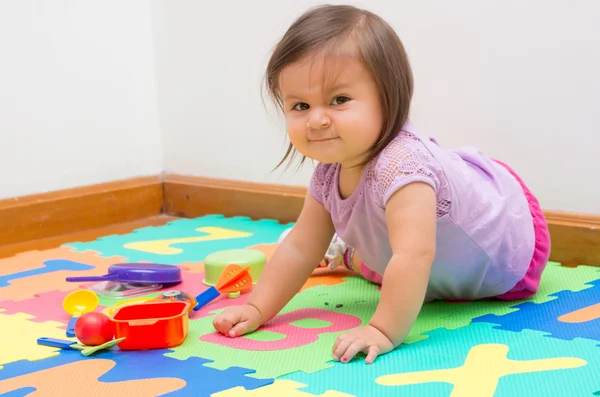 Adorável bebê menina jogando no chão — Fotografia de Stock