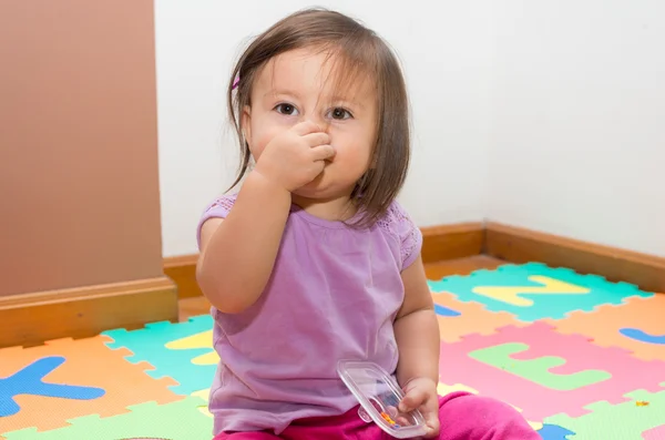Burnunu tutarak bebek kız — Stok fotoğraf