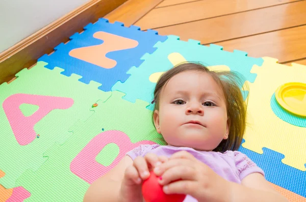 Adorable niña acostada sonriendo — Foto de Stock