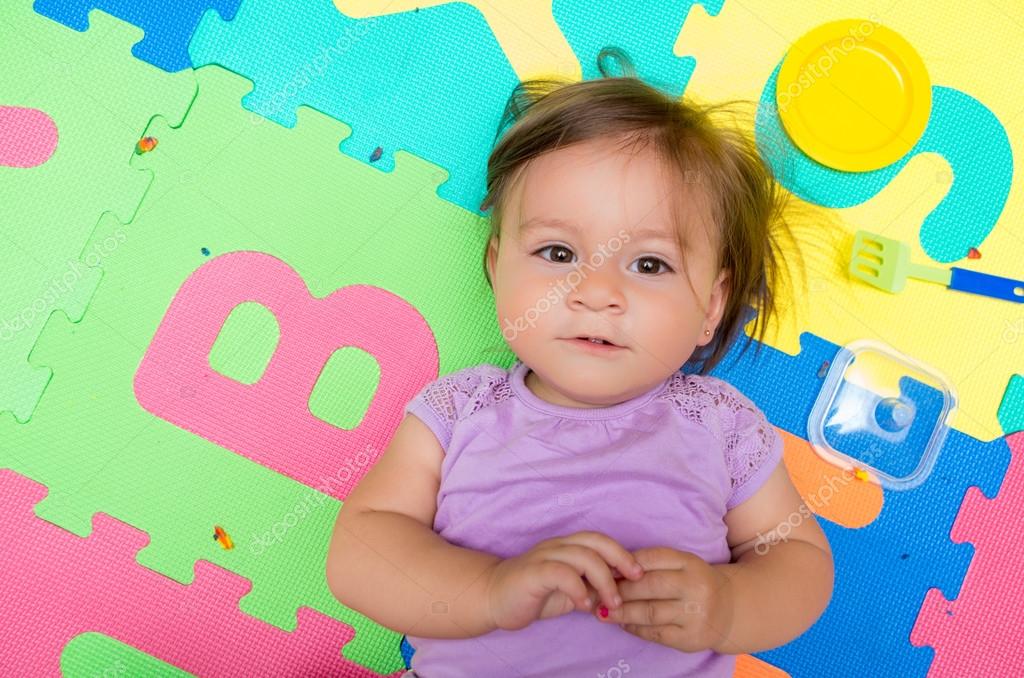 Adorable Petite Fille Couchee Sur Des Tapis De Sol Image Libre De Droit Par Pxhidalgo C