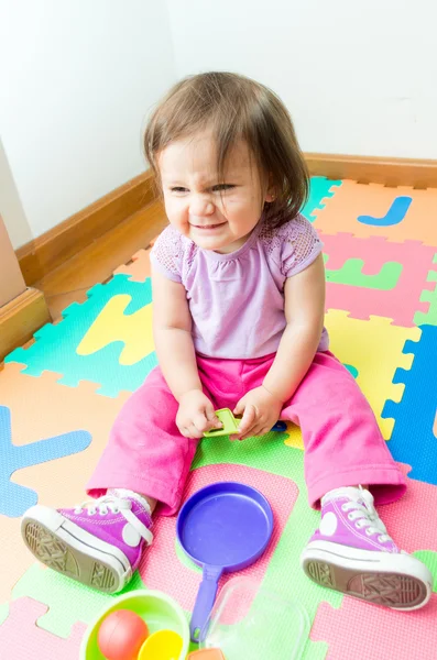 Paspaslar üzerinde oynayan bebek kız — Stok fotoğraf