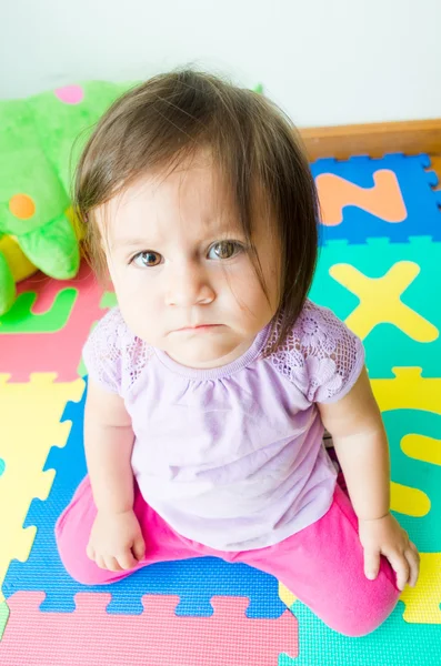 Entzückendes Baby Mädchen auf Knien sitzend — Stockfoto