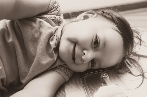 Dziewczyny piękne dziecko w pozycji leżącej — Zdjęcie stockowe