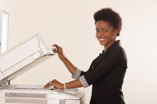 Escritório mulher máquina de cópia de trabalho — Fotografia de Stock