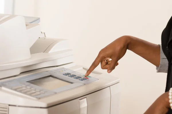 Escritório mulher máquina de cópia de trabalho — Fotografia de Stock