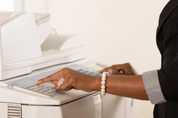 Escritório mulher máquina de cópia de trabalho — Fotografia de Stock