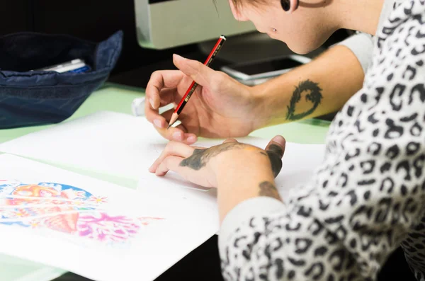 Καλλιτέχνης τατουάζ που εργάζονται — Φωτογραφία Αρχείου