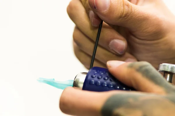 Fixing tattoo machine — Zdjęcie stockowe