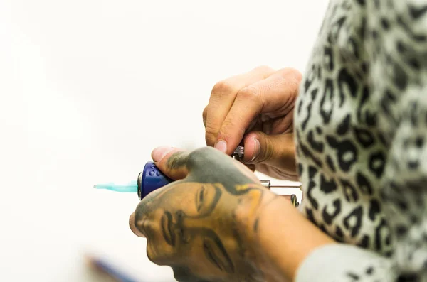 Fixing tattoo machine — Stock Photo, Image