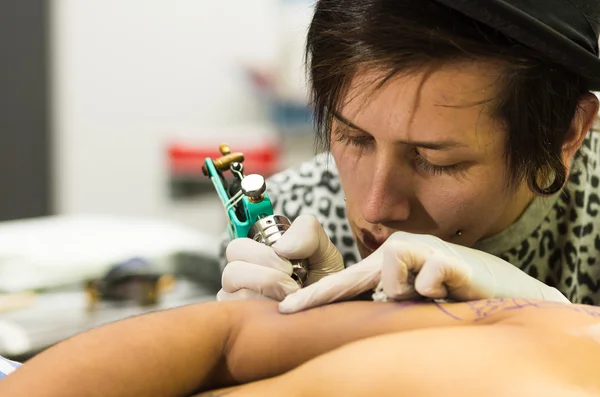 Tattoo kunstenaar werken — Stockfoto