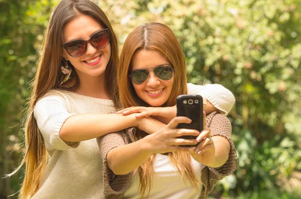 Girls outdoors posing for selfie — Zdjęcie stockowe