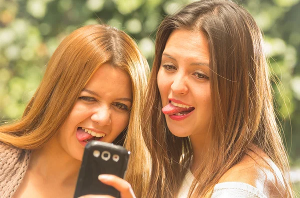 Girls outdoors posing for selfie — Zdjęcie stockowe