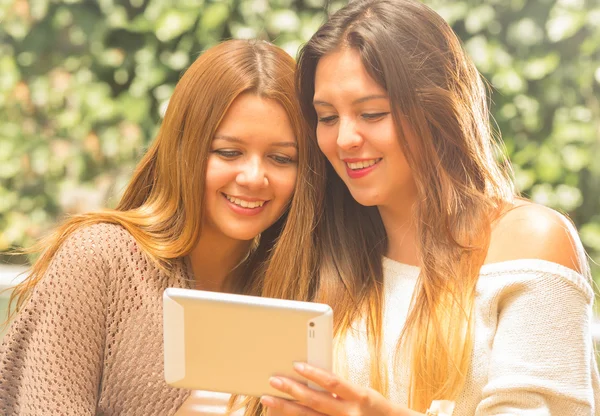 Chicas al aire libre con tableta — Foto de Stock