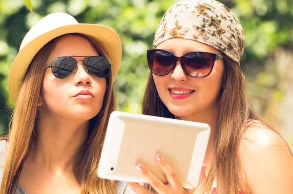 Hipster niñas posando al aire libre — Foto de Stock