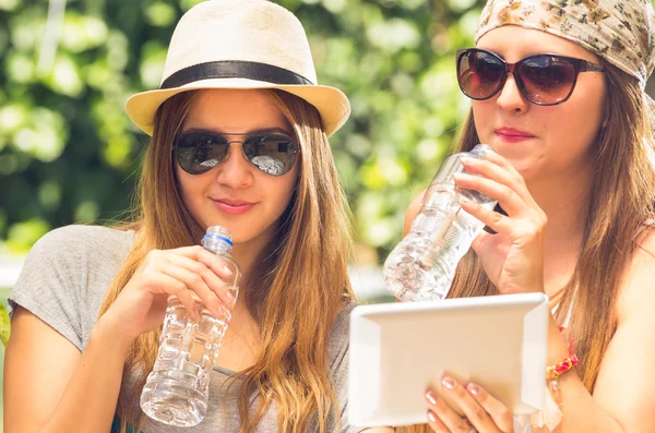 Hipster girls posing outdoors — Stock fotografie