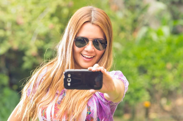 Mujer modelo posando en parque verde — Foto de Stock