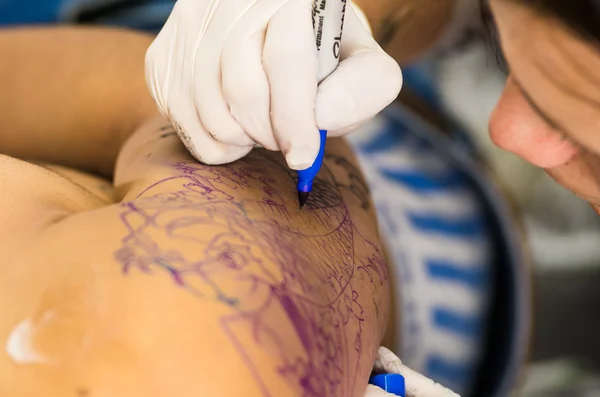 Tattoo kunstenaar tekening — Stockfoto