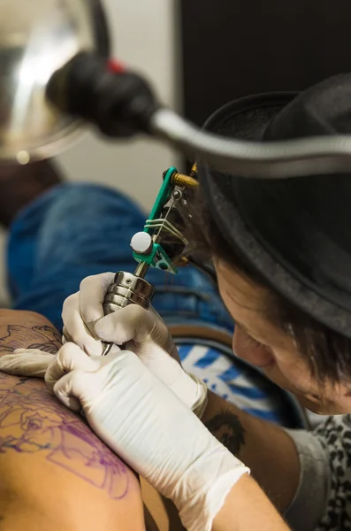 Tattoo artist working — Stock Photo, Image