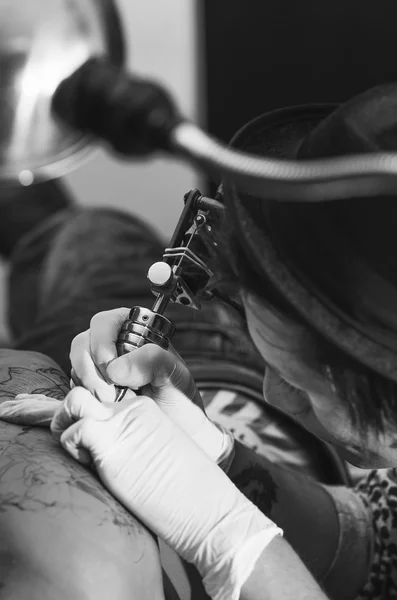 Tatuaggio artista lavorando indietro e bianco — Foto Stock