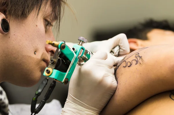 Tattoo kunstenaar werken — Stockfoto