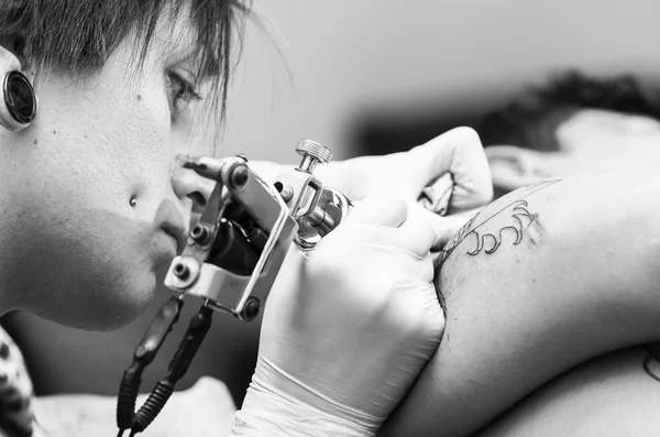 Tattoo artist working black and white — Stock Photo, Image