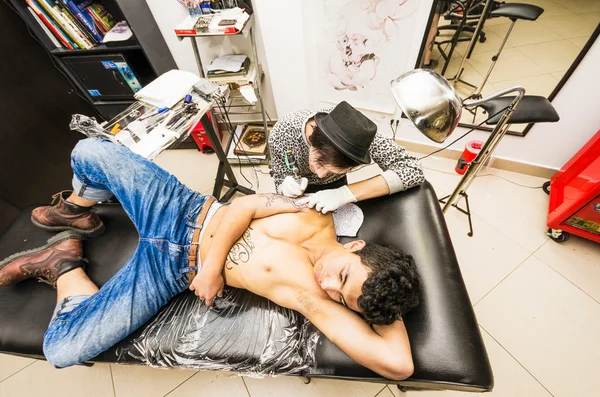 Canlı tattoo oturumu — Stok fotoğraf