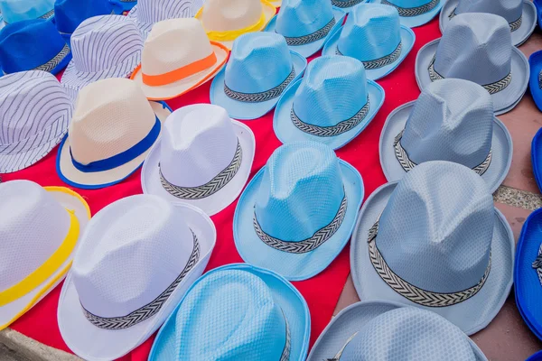 Chapéus de palha coloridos colombianos tradicionais de vendedores ambulantes em Colombias celebração folclórica mais importante, o Carnaval de Barranquilla, Colômbia — Fotografia de Stock