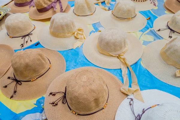 Traditional Colombian colorful straw summer beach woman hats from street vendors in Colombias most important folklore celebration, the Carnival of Barranquilla, Colombia — 스톡 사진