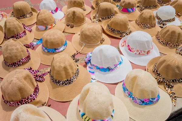 Sombreros de paja coloridos tradicionales colombianos de vendedores ambulantes en Colombias la celebración folclórica más importante, el Carnaval de Barranquilla, Colombia —  Fotos de Stock