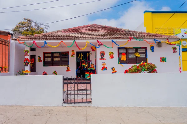 Einstöckiges weißes Haus mit Dachziegeln und karnevalistischen farbenfrohen aufwendigen Dekorationen während der wichtigsten Folklorefeier Kolumbiens, den Festlichkeiten von Barranquilla — Stockfoto