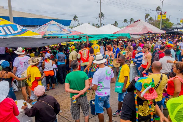Múltiples espectadores viendo el desfile de carnaval coloridos vendedores en Colombias celebración folclórica más importante Barranquilla —  Fotos de Stock