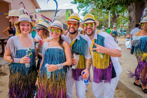 Caucasian and Colombian performers with colorful and straw hats participate in Colombias most important folklore celebration, the Carnival of Barranquilla, Colombia — 스톡 사진