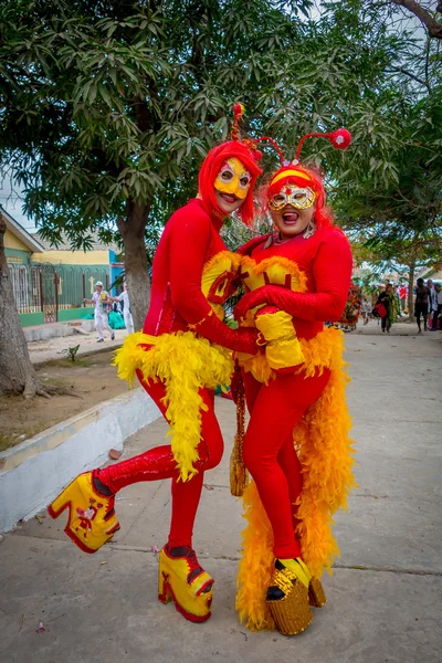 Two joyful girls dressed as chapulin colorado and high heels  participate in Colombias most important folklore celebration, the Carnival of Barranquilla, Colombia — Stockfoto