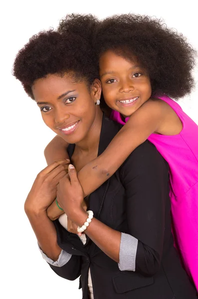 Zwarte moeder dochter poseren gelukkig — Stockfoto