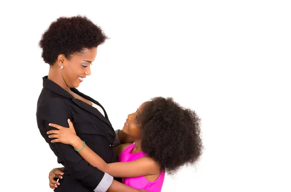 Zwarte moeder dochter poseren gelukkig — Stockfoto