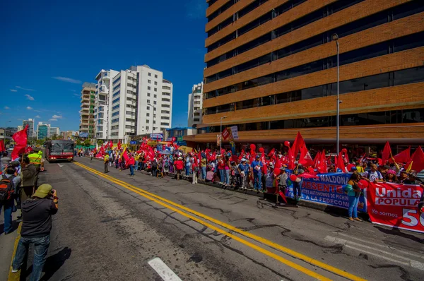 Manifestantes de Unidad Popular marchan en la capital Quito contra gobierno del presidente Rafael Correa entre unidades de transporte público — Foto de Stock