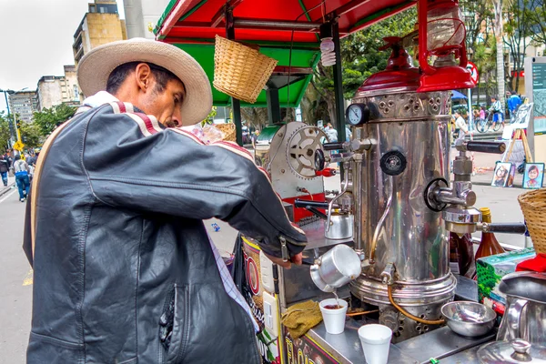 Unidentified street vendor selling fresh coffee at Candelaria neighborhood in Bogota Colombia — Stockfoto