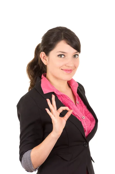 Mujer hispana con camisa rosa y chaqueta negra haciendo círculo con los dedos de la mano derecha como en la expresión de actitud positiva. disparado desde el ángulo lateral —  Fotos de Stock