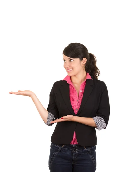 Mujer hispana con camisa rosa y chaqueta negra mirando hacia los lados sosteniendo el brazo derecho haciendo platfrom con las manos disparadas desde el frente —  Fotos de Stock