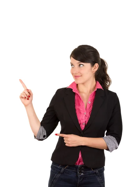 Mulher hispânica em camisa rosa e blazer casaco preto apontando a mão direita para cima, enquanto o dedo do braço esquerdo aponta para a mesma direção do quadril, olhando para os lados — Fotografia de Stock