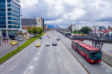 Büyük genel bakış kadeh ana yol portraing kırmızı toplu taşıma Transmilenio, arka plan tuğla kentsel binalar Bogota Kolombiya