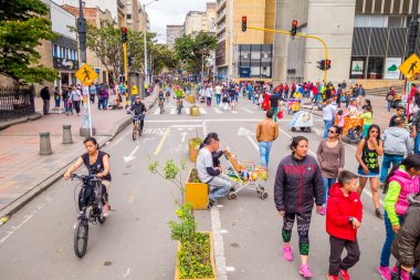 Kimliği belirsiz İspanyol yayalar ve bisikletliler şehir sokak Candelaria alanı Bogota ile hareket