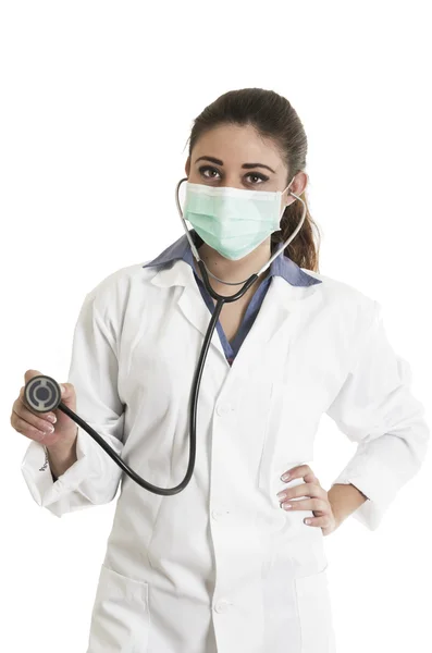 Jovem médico bonita usando uma máscara e segurando estetoscópio — Fotografia de Stock