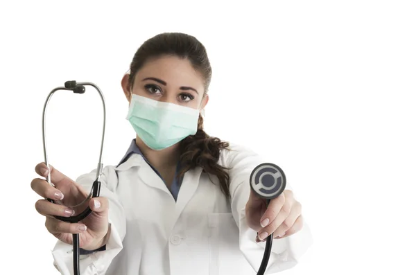 Joven bonita doctora usando una máscara y sosteniendo estetoscopio — Foto de Stock